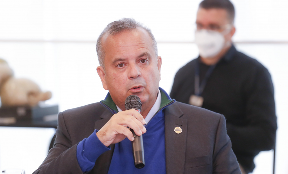 O governador Carlos Massa Ratinho Junior recebe o ministro do Desenvolvimento Regional, Rogério Marinho, no Palácio Iguaçu, as propostas selecionadas pelo Programa Pró-Moradia para revitalização de favelas nas cidades de Curitiba e São José dos Pinhais. Foto: Jonathan Campos/AEN