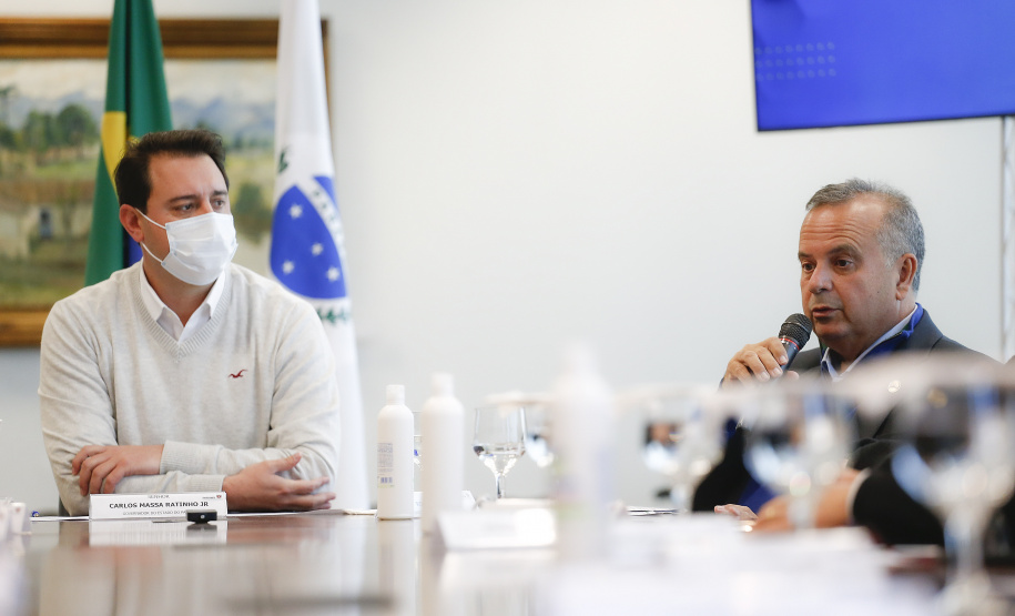 O governador Carlos Massa Ratinho Junior recebe o ministro do Desenvolvimento Regional, Rogério Marinho, no Palácio Iguaçu, as propostas selecionadas pelo Programa Pró-Moradia para revitalização de favelas nas cidades de Curitiba e São José dos Pinhais. Foto: Jonathan Campos/AEN