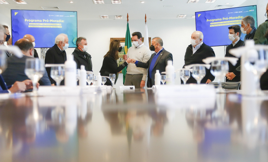 O governador Carlos Massa Ratinho Junior recebe o ministro do Desenvolvimento Regional, Rogério Marinho, no Palácio Iguaçu, as propostas selecionadas pelo Programa Pró-Moradia para revitalização de favelas nas cidades de Curitiba e São José dos Pinhais. Foto: Jonathan Campos/AEN