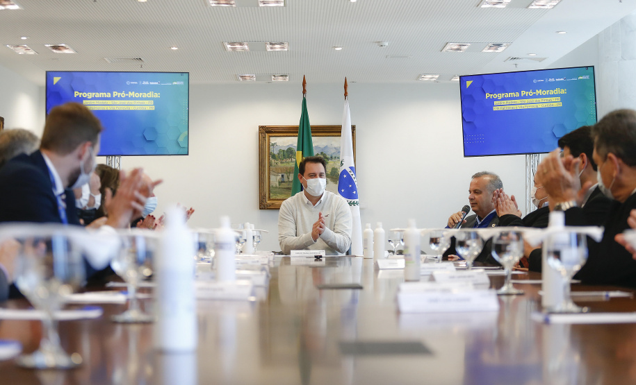 O governador Carlos Massa Ratinho Junior recebe o ministro do Desenvolvimento Regional, Rogério Marinho, no Palácio Iguaçu, as propostas selecionadas pelo Programa Pró-Moradia para revitalização de favelas nas cidades de Curitiba e São José dos Pinhais. Foto: Jonathan Campos/AEN