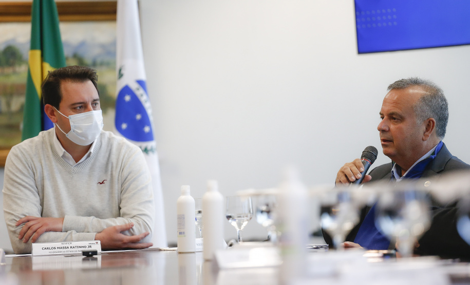 O governador Carlos Massa Ratinho Junior recebe o ministro do Desenvolvimento Regional, Rogério Marinho, no Palácio Iguaçu, as propostas selecionadas pelo Programa Pró-Moradia para revitalização de favelas nas cidades de Curitiba e São José dos Pinhais. Foto: Jonathan Campos/AEN