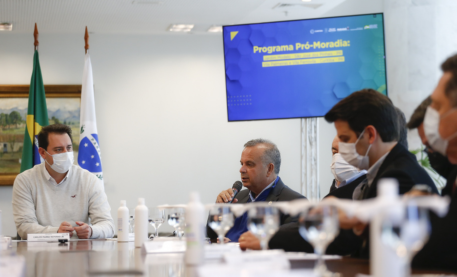 O governador Carlos Massa Ratinho Junior recebe o ministro do Desenvolvimento Regional, Rogério Marinho, no Palácio Iguaçu, as propostas selecionadas pelo Programa Pró-Moradia para revitalização de favelas nas cidades de Curitiba e São José dos Pinhais. Foto: Jonathan Campos/AEN