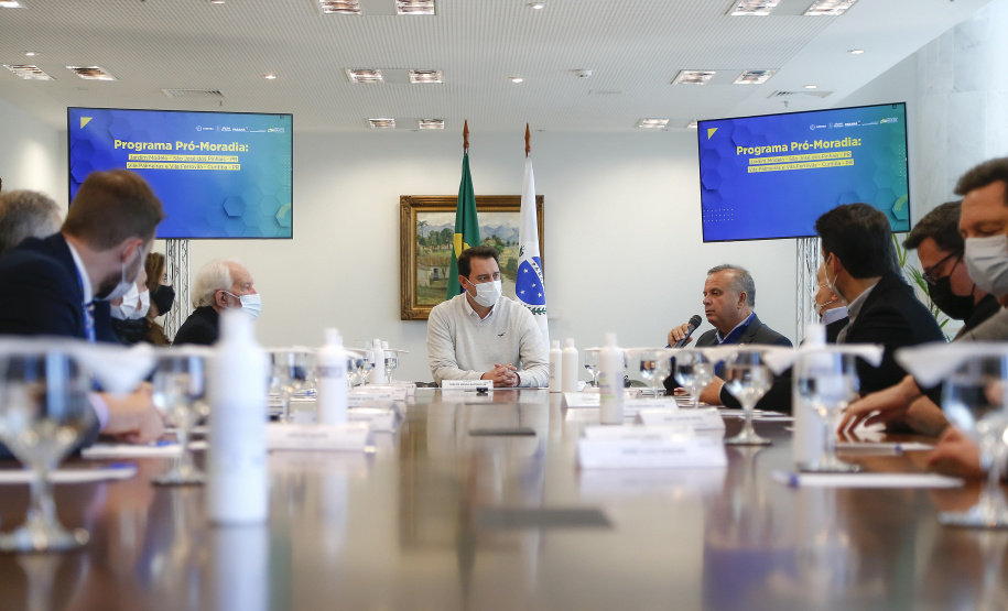 O governador Carlos Massa Ratinho Junior recebe o ministro do Desenvolvimento Regional, Rogério Marinho, no Palácio Iguaçu, as propostas selecionadas pelo Programa Pró-Moradia para revitalização de favelas nas cidades de Curitiba e São José dos Pinhais. Foto: Jonathan Campos/AEN