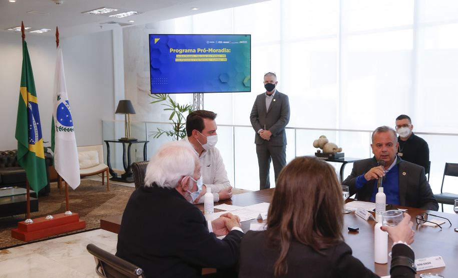 O governador Carlos Massa Ratinho Junior recebe o ministro do Desenvolvimento Regional, Rogério Marinho, no Palácio Iguaçu, as propostas selecionadas pelo Programa Pró-Moradia para revitalização de favelas nas cidades de Curitiba e São José dos Pinhais. Foto: Jonathan Campos/AEN