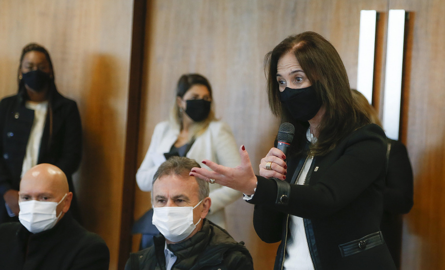 O governador Carlos Massa Ratinho Junior recebe o ministro do Desenvolvimento Regional, Rogério Marinho, no Palácio Iguaçu, as propostas selecionadas pelo Programa Pró-Moradia para revitalização de favelas nas cidades de Curitiba e São José dos Pinhais. Foto: Jonathan Campos/AEN