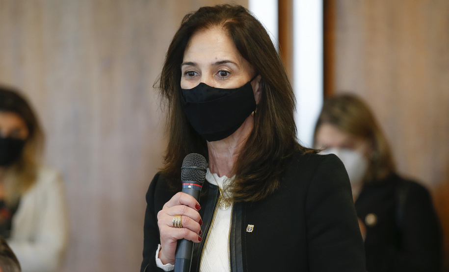 O governador Carlos Massa Ratinho Junior recebe o ministro do Desenvolvimento Regional, Rogério Marinho, no Palácio Iguaçu, as propostas selecionadas pelo Programa Pró-Moradia para revitalização de favelas nas cidades de Curitiba e São José dos Pinhais. Foto: Jonathan Campos/AEN