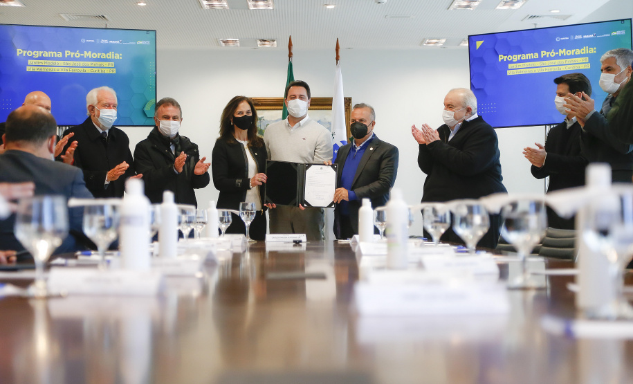 O governador Carlos Massa Ratinho Junior recebe o ministro do Desenvolvimento Regional, Rogério Marinho, no Palácio Iguaçu, as propostas selecionadas pelo Programa Pró-Moradia para revitalização de favelas nas cidades de Curitiba e São José dos Pinhais. Foto: Jonathan Campos/AEN