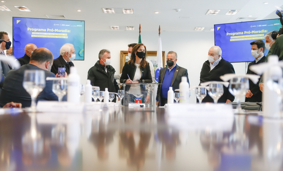 O governador Carlos Massa Ratinho Junior recebe o ministro do Desenvolvimento Regional, Rogério Marinho, no Palácio Iguaçu, as propostas selecionadas pelo Programa Pró-Moradia para revitalização de favelas nas cidades de Curitiba e São José dos Pinhais. Foto: Jonathan Campos/AEN