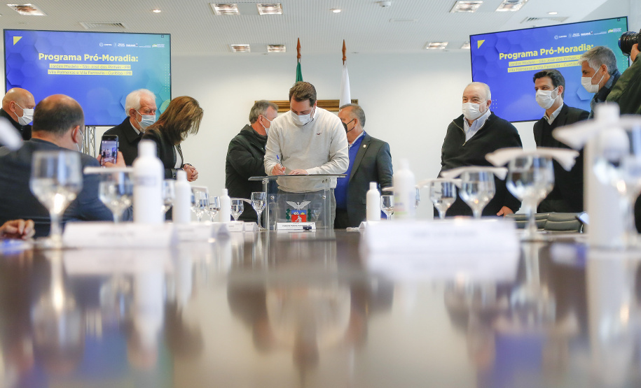 O governador Carlos Massa Ratinho Junior recebe o ministro do Desenvolvimento Regional, Rogério Marinho, no Palácio Iguaçu, as propostas selecionadas pelo Programa Pró-Moradia para revitalização de favelas nas cidades de Curitiba e São José dos Pinhais. Foto: Jonathan Campos/AEN