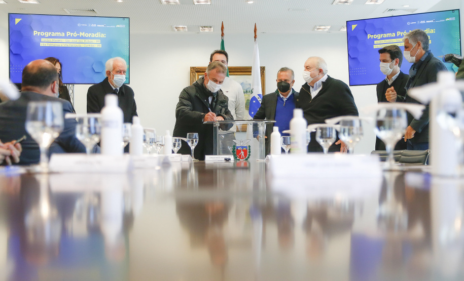 O governador Carlos Massa Ratinho Junior recebe o ministro do Desenvolvimento Regional, Rogério Marinho, no Palácio Iguaçu, as propostas selecionadas pelo Programa Pró-Moradia para revitalização de favelas nas cidades de Curitiba e São José dos Pinhais. Foto: Jonathan Campos/AEN