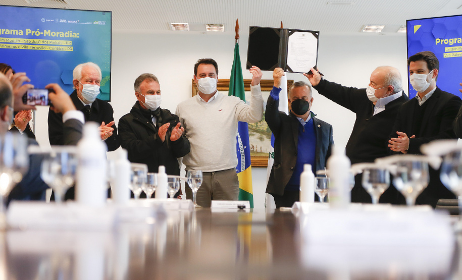 O governador Carlos Massa Ratinho Junior recebe o ministro do Desenvolvimento Regional, Rogério Marinho, no Palácio Iguaçu, as propostas selecionadas pelo Programa Pró-Moradia para revitalização de favelas nas cidades de Curitiba e São José dos Pinhais. Foto: Jonathan Campos/AEN