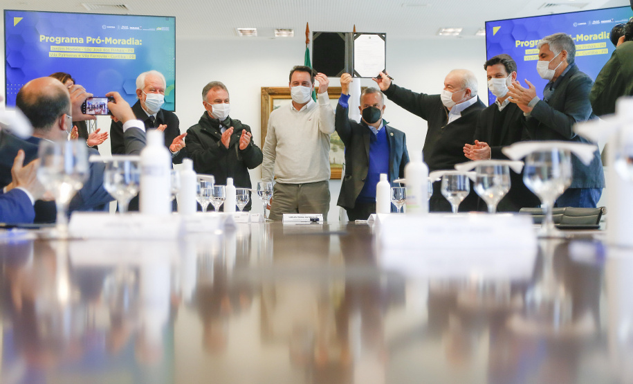 O governador Carlos Massa Ratinho Junior recebe o ministro do Desenvolvimento Regional, Rogério Marinho, no Palácio Iguaçu, as propostas selecionadas pelo Programa Pró-Moradia para revitalização de favelas nas cidades de Curitiba e São José dos Pinhais. Foto: Jonathan Campos/AEN