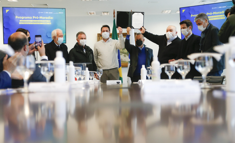 O governador Carlos Massa Ratinho Junior recebe o ministro do Desenvolvimento Regional, Rogério Marinho, no Palácio Iguaçu, as propostas selecionadas pelo Programa Pró-Moradia para revitalização de favelas nas cidades de Curitiba e São José dos Pinhais. Foto: Jonathan Campos/AEN