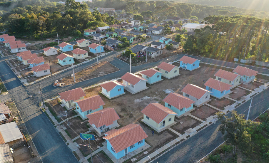 Construtoras interessadas em firmar parcerias com o Governo do Estado para a construção de casas populares podem se habilitar, a partir desta sexta-feira (2), no novo Chamamento Público do programa Casa Fácil Paraná. O edital está disponível no site da Cohapar e prevê a concessão de subsídios de R$ 15 mil por família em imóveis financiados pelo Governo Federal. (Foto: Alessandro Vieira )