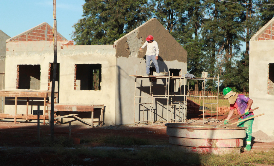 Construtoras interessadas em firmar parcerias com o Governo do Estado para a construção de casas populares podem se habilitar, a partir desta sexta-feira (2), no novo Chamamento Público do programa Casa Fácil Paraná. O edital está disponível no site da Cohapar e prevê a concessão de subsídios de R$ 15 mil por família em imóveis financiados pelo Governo Federal. (Foto: Alessandro Vieira )