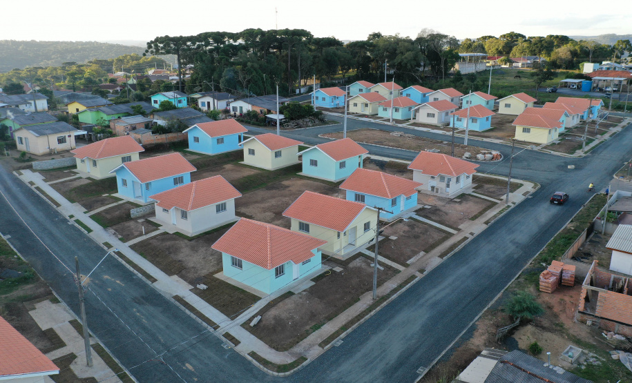 Construtoras interessadas em firmar parcerias com o Governo do Estado para a construção de casas populares podem se habilitar, a partir desta sexta-feira (2), no novo Chamamento Público do programa Casa Fácil Paraná. O edital está disponível no site da Cohapar e prevê a concessão de subsídios de R$ 15 mil por família em imóveis financiados pelo Governo Federal. (Foto: Alessandro Vieira )