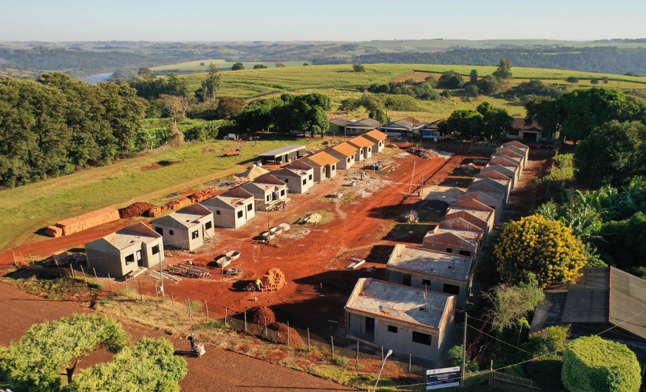 Construtoras interessadas em firmar parcerias com o Governo do Estado para a construção de casas populares podem se habilitar, a partir desta sexta-feira (2), no novo Chamamento Público do programa Casa Fácil Paraná. O edital está disponível no site da Cohapar e prevê a concessão de subsídios de R$ 15 mil por família em imóveis financiados pelo Governo Federal. (Foto: Alessandro Vieira )