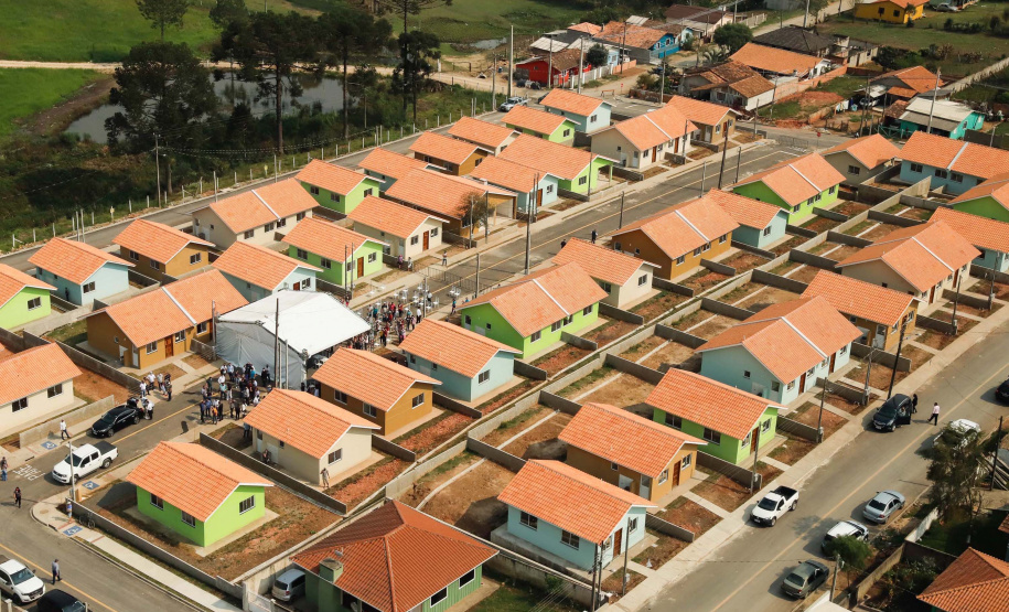 Construtoras interessadas em firmar parcerias com o Governo do Estado para a construção de casas populares podem se habilitar, a partir desta sexta-feira (2), no novo Chamamento Público do programa Casa Fácil Paraná. O edital está disponível no site da Cohapar e prevê a concessão de subsídios de R$ 15 mil por família em imóveis financiados pelo Governo Federal. - Foto: Rodrigo Félix Leal