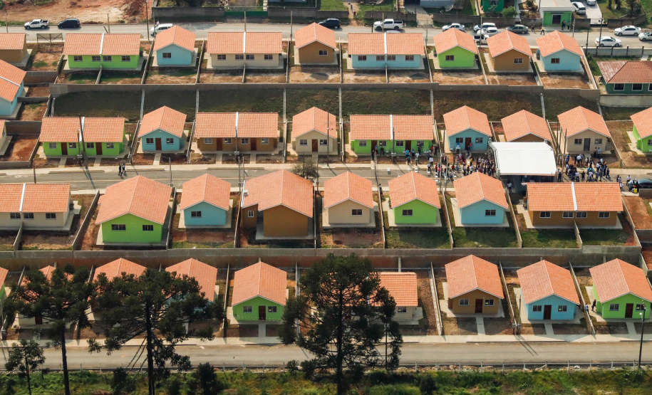 Construtoras interessadas em firmar parcerias com o Governo do Estado para a construção de casas populares podem se habilitar, a partir desta sexta-feira (2), no novo Chamamento Público do programa Casa Fácil Paraná. O edital está disponível no site da Cohapar e prevê a concessão de subsídios de R$ 15 mil por família em imóveis financiados pelo Governo Federal. - Foto: Rodrigo Félix Leal