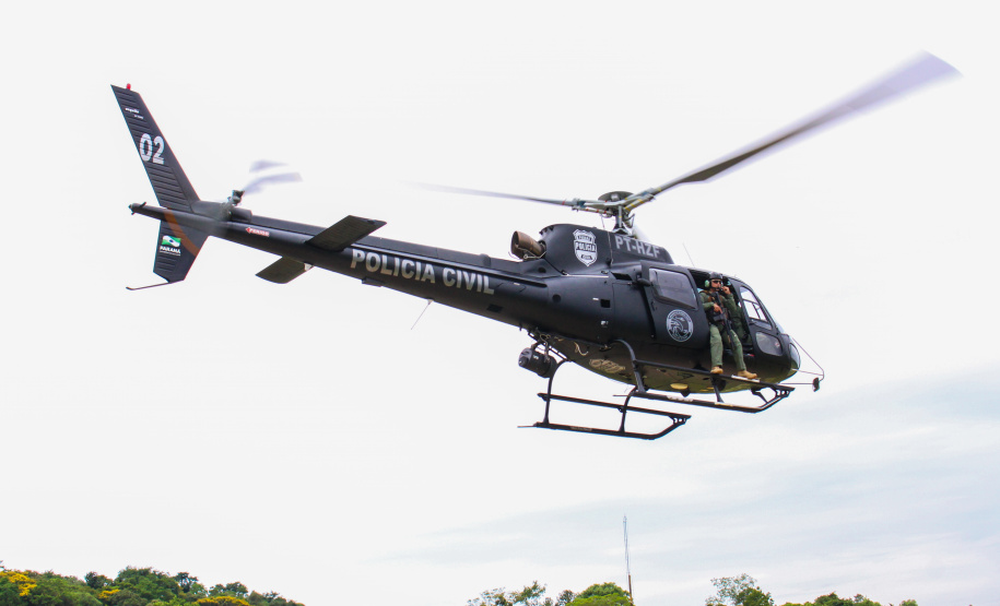 A Polícia Civil do Paraná (PCPR) comemora cinco anos de criação do seu Grupamento de Operações Aéreas no próximo domingo (4). Desde o início da pandemia do coronavírus, o grupamento aéreo também presta apoio à Casa Militar para realizar o transporte de material para os testes e agora também das vacinas de COVID-19. Curitiba, 03/07/2021 - Foto: Fábio Dias/PCPR