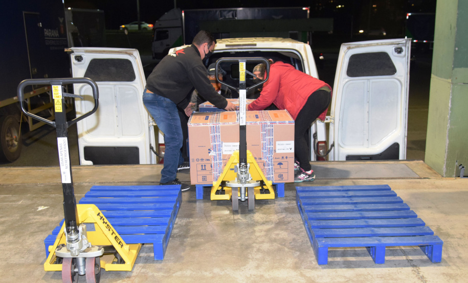 PFIZER - Chegada de vacinas Pfizer/BioNTech, que chegaram ao Estado na noite desta sexta-feira (2),  -  Curitiba, 02/07/2021  -  Foto: Américo Antonio/SESA