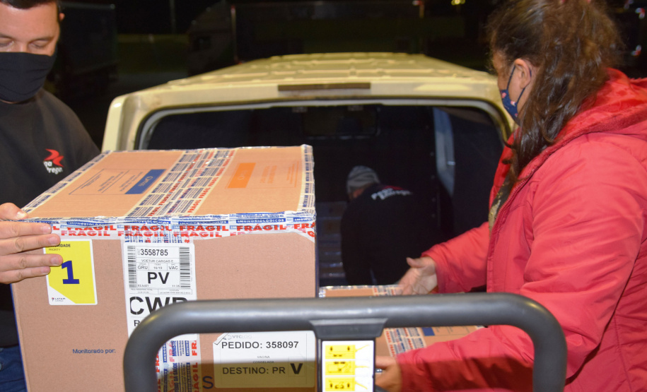 PFIZER - Chegada de vacinas Pfizer/BioNTech, que chegaram ao Estado na noite desta sexta-feira (2),  -  Curitiba, 02/07/2021  -  Foto: Américo Antonio/SESA