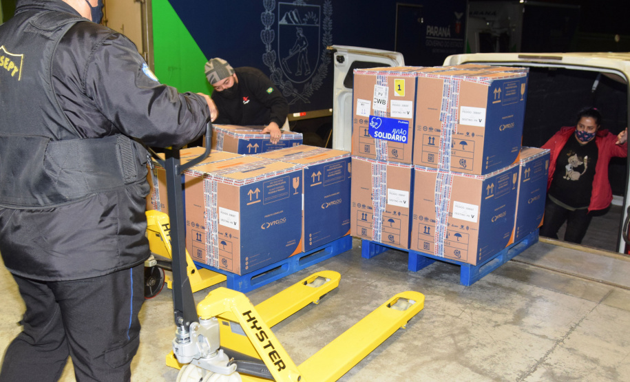PFIZER - Chegada de vacinas Pfizer/BioNTech, que chegaram ao Estado na noite desta sexta-feira (2),  -  Curitiba, 02/07/2021  -  Foto: Américo Antonio/SESA