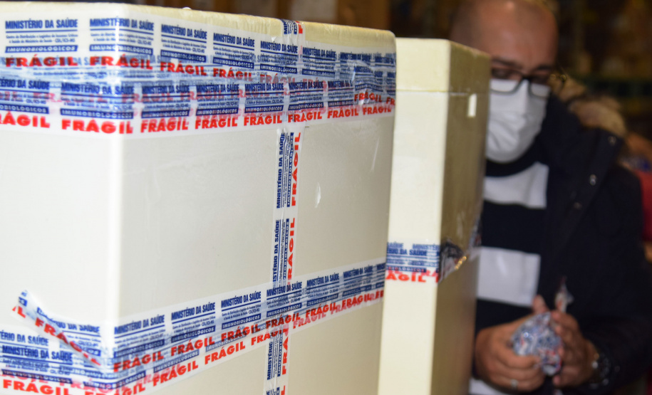 PFIZER - Chegada de vacinas Pfizer/BioNTech, que chegaram ao Estado na noite desta sexta-feira (2),  -  Curitiba, 02/07/2021  -  Foto: Américo Antonio/SESA