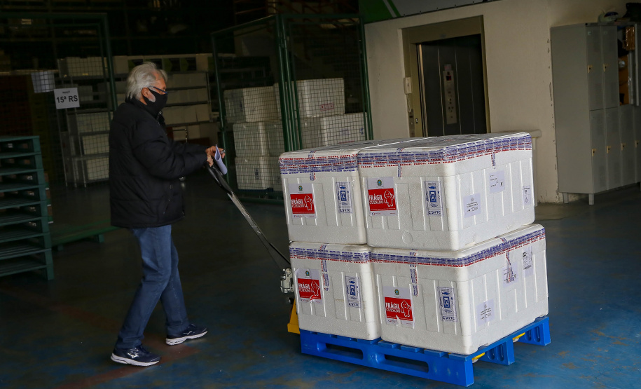 Chegada de vacina AstraZeneca/Fiocruz/Oxford  - Curitiba, 03/07/2021  -   Foto Gilson Abreu/AEN