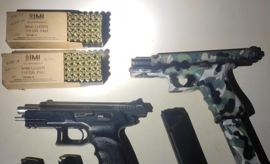 Dois homens foram presos no início da madrugada deste sábado (03/07) por envolvimento com o tráfico de drogas na cidade de Assis Chateaubriand, no Oeste do estado. Na casa de um dos suspeitos foi encontrada 2,7 toneladas de maconha, além de duas pistolas e munições.  -  Curitiba, 03/07/2021  -  Foto: PMPR/SESP-PR