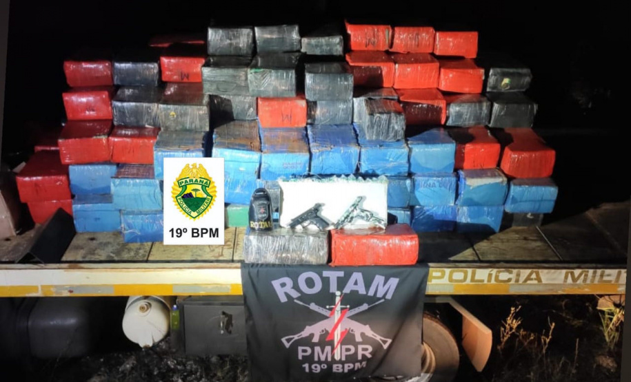 Dois homens foram presos no início da madrugada deste sábado (03/07) por envolvimento com o tráfico de drogas na cidade de Assis Chateaubriand, no Oeste do estado. Na casa de um dos suspeitos foi encontrada 2,7 toneladas de maconha, além de duas pistolas e munições.  -  Curitiba, 03/07/2021  -  Foto: PMPR/SESP-PR