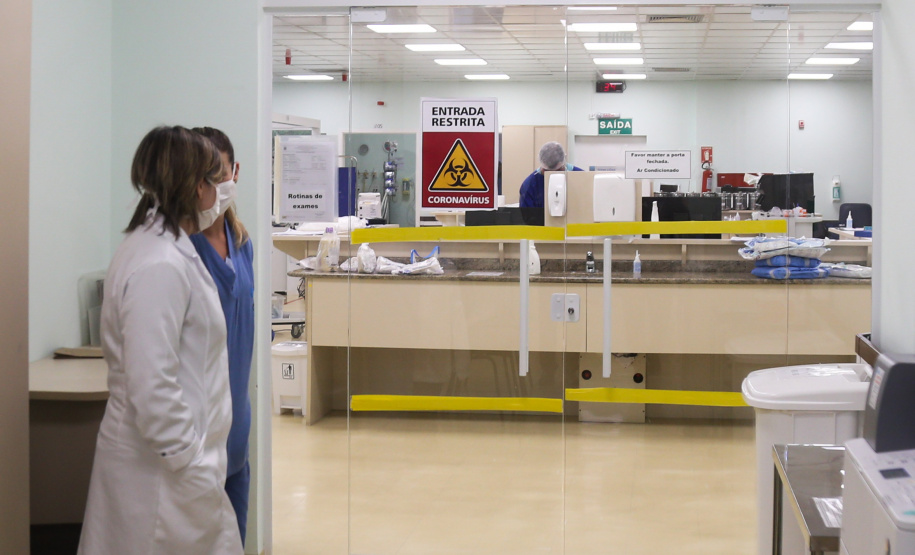 Uti Covid Pela primeira vez em mais de quatro meses, caiu para menos de 90% a taxa de ocupação de leitos de Unidade de Terapia Intensiva (UTI) exclusivos para tratamento de Covid-19 no Paraná. Nesta segunda-feira (5), o índice atingiu 89%: dos 2.007 leitos disponíveis na rede hospitalar do Estado, 1.783 estão ocupados. - Curitiba, 05/07/2021 - Foto: Geraldo Bubniak/Arquivo AEN