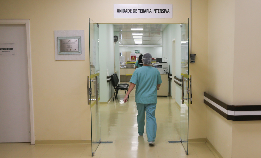Uti Covid Pela primeira vez em mais de quatro meses, caiu para menos de 90% a taxa de ocupação de leitos de Unidade de Terapia Intensiva (UTI) exclusivos para tratamento de Covid-19 no Paraná. Nesta segunda-feira (5), o índice atingiu 89%: dos 2.007 leitos disponíveis na rede hospitalar do Estado, 1.783 estão ocupados. - Curitiba, 05/07/2021 - Foto: Geraldo Bubniak/Arquivo AEN