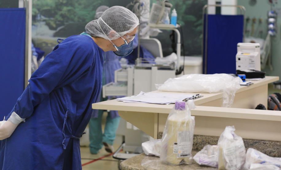 Uti Covid Pela primeira vez em mais de quatro meses, caiu para menos de 90% a taxa de ocupação de leitos de Unidade de Terapia Intensiva (UTI) exclusivos para tratamento de Covid-19 no Paraná. Nesta segunda-feira (5), o índice atingiu 89%: dos 2.007 leitos disponíveis na rede hospitalar do Estado, 1.783 estão ocupados. - Curitiba, 05/07/2021 - Foto: Geraldo Bubniak/Arquivo AEN