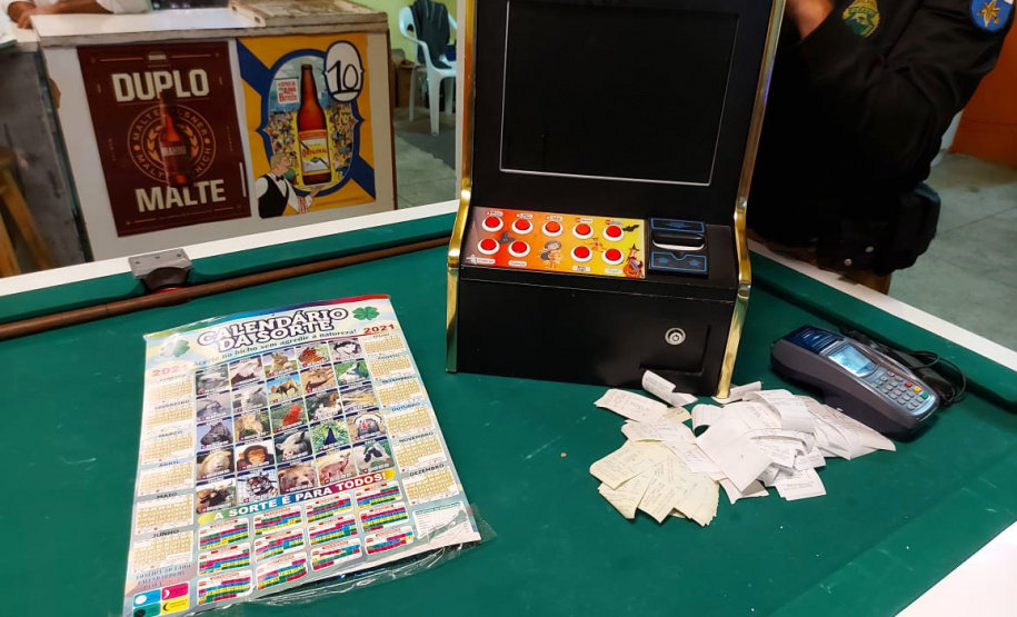 As equipes que integram a Ação Integrada de Fiscalização Urbana (AIFU), coordenadas pela Polícia Militar, estiveram em 24 estabelecimentos comerciais da Capital entre sexta-feira (02/07) e domingo (04/07) e interditaram 17 pontos. As equipes dispersaram 1.867 pessoas que estavam nos locais vistoriados e foram encaminhadas sete pessoas.  -  Curitiba, 04/07/2021 -  Foto: SESP-PR