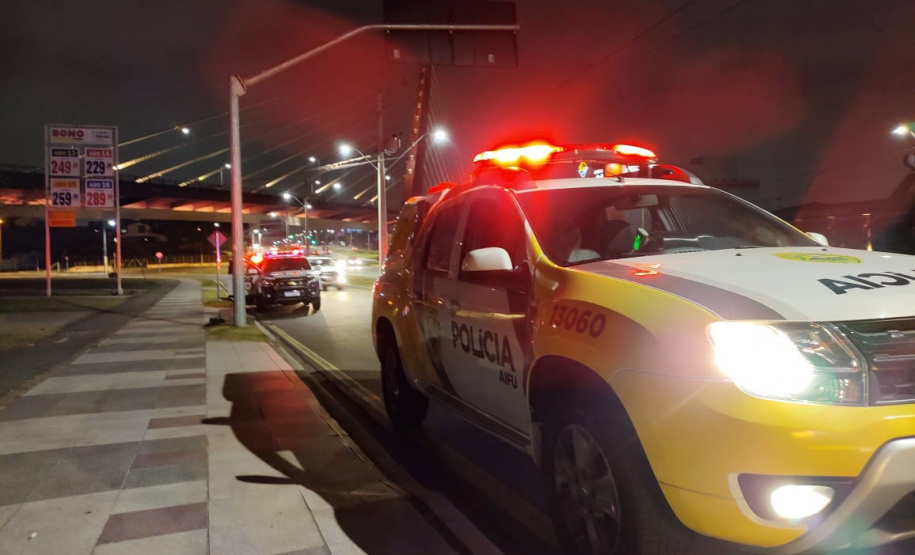 As equipes que integram a Ação Integrada de Fiscalização Urbana (AIFU), coordenadas pela Polícia Militar, estiveram em 24 estabelecimentos comerciais da Capital entre sexta-feira (02/07) e domingo (04/07) e interditaram 17 pontos. As equipes dispersaram 1.867 pessoas que estavam nos locais vistoriados e foram encaminhadas sete pessoas.  -  Curitiba, 04/07/2021 -  Foto: SESP-PR