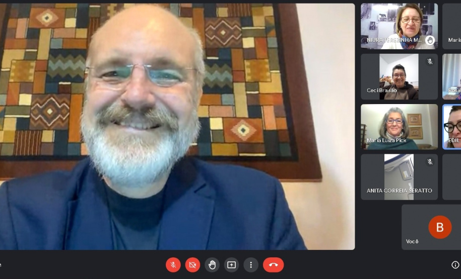 Estudantes de italiano do Celem (Centro de Línguas Estrangeiras Modernas) da Secretaria de Estado da Educação e do Esporte (Seed-PR) tiveram a oportunidade de ter uma aula diretamente da Itália na tarde da última sexta-feira (2). O aulão por Meet teve como professor Silvonei José Protz, diretor do serviço em português da Rádio Vaticano, a emissora do Papa.  -  Curitiba, 05/07/2021  -  Foto: SEED