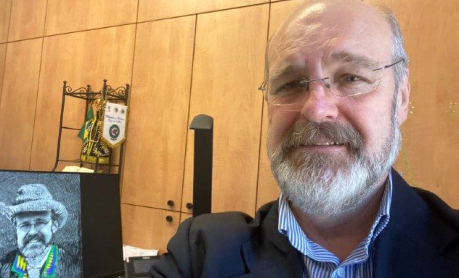 Estudantes de italiano do Celem (Centro de Línguas Estrangeiras Modernas) da Secretaria de Estado da Educação e do Esporte (Seed-PR) tiveram a oportunidade de ter uma aula diretamente da Itália na tarde da última sexta-feira (2). O aulão por Meet teve como professor Silvonei José Protz, diretor do serviço em português da Rádio Vaticano, a emissora do Papa.  -  Curitiba, 05/07/2021  -  Foto: SEED