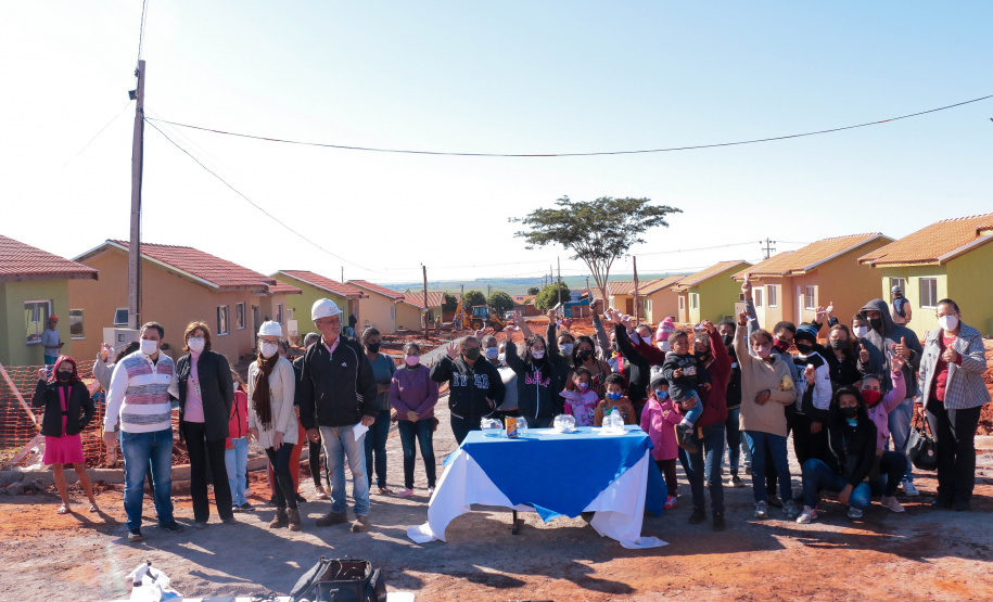 Trinta famílias de Centenário do Sul aguardam ansiosas pela perspectiva de conquistarem uma casa própria nos próximos meses. Elas participaram da última etapa legal antes de receberam as chaves das novas moradias do Governo do Paraná, cujas obras devem ser concluídas até setembro.

Foto: Ronaldo Pereira/Prefeitura de Centenário do Sul