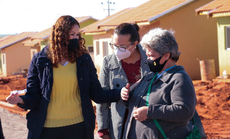Trinta famílias de Centenário do Sul aguardam ansiosas pela perspectiva de conquistarem uma casa própria nos próximos meses. Elas participaram da última etapa legal antes de receberam as chaves das novas moradias do Governo do Paraná, cujas obras devem ser concluídas até setembro.

Foto: Ronaldo Pereira/Prefeitura de Centenário do Sul