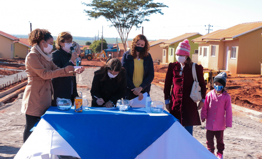 Trinta famílias de Centenário do Sul aguardam ansiosas pela perspectiva de conquistarem uma casa própria nos próximos meses. Elas participaram da última etapa legal antes de receberam as chaves das novas moradias do Governo do Paraná, cujas obras devem ser concluídas até setembro.

Foto: Ronaldo Pereira/Prefeitura de Centenário do Sul