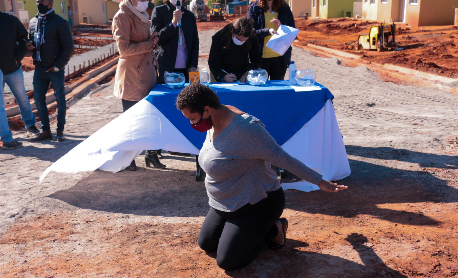 Trinta famílias de Centenário do Sul aguardam ansiosas pela perspectiva de conquistarem uma casa própria nos próximos meses. Elas participaram da última etapa legal antes de receberam as chaves das novas moradias do Governo do Paraná, cujas obras devem ser concluídas até setembro.

Foto: Ronaldo Pereira/Prefeitura de Centenário do Sul