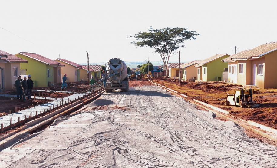 Trinta famílias de Centenário do Sul aguardam ansiosas pela perspectiva de conquistarem uma casa própria nos próximos meses. Elas participaram da última etapa legal antes de receberam as chaves das novas moradias do Governo do Paraná, cujas obras devem ser concluídas até setembro.

Foto: Ronaldo Pereira/Prefeitura de Centenário do Sul