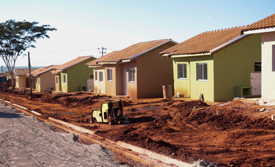 Trinta famílias de Centenário do Sul aguardam ansiosas pela perspectiva de conquistarem uma casa própria nos próximos meses. Elas participaram da última etapa legal antes de receberam as chaves das novas moradias do Governo do Paraná, cujas obras devem ser concluídas até setembro.

Foto: Ronaldo Pereira/Prefeitura de Centenário do Sul