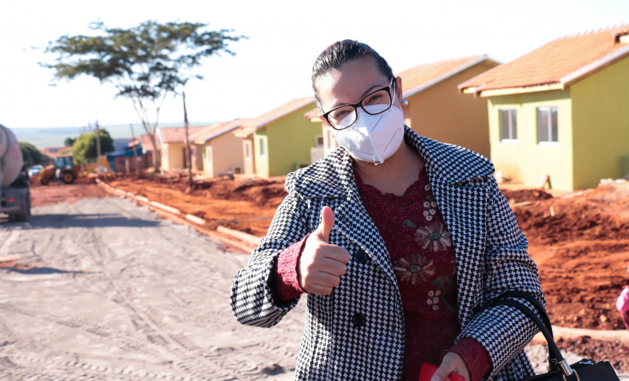 Trinta famílias de Centenário do Sul aguardam ansiosas pela perspectiva de conquistarem uma casa própria nos próximos meses. Elas participaram da última etapa legal antes de receberam as chaves das novas moradias do Governo do Paraná, cujas obras devem ser concluídas até setembro.

Foto: Ronaldo Pereira/Prefeitura de Centenário do Sul
