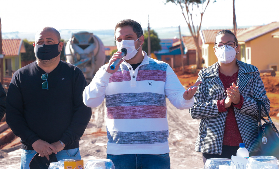 Trinta famílias de Centenário do Sul aguardam ansiosas pela perspectiva de conquistarem uma casa própria nos próximos meses. Elas participaram da última etapa legal antes de receberam as chaves das novas moradias do Governo do Paraná, cujas obras devem ser concluídas até setembro.

Foto: Ronaldo Pereira/Prefeitura de Centenário do Sul