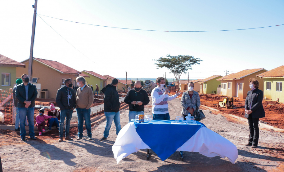 Trinta famílias de Centenário do Sul aguardam ansiosas pela perspectiva de conquistarem uma casa própria nos próximos meses. Elas participaram da última etapa legal antes de receberam as chaves das novas moradias do Governo do Paraná, cujas obras devem ser concluídas até setembro.

Foto: Ronaldo Pereira/Prefeitura de Centenário do Sul