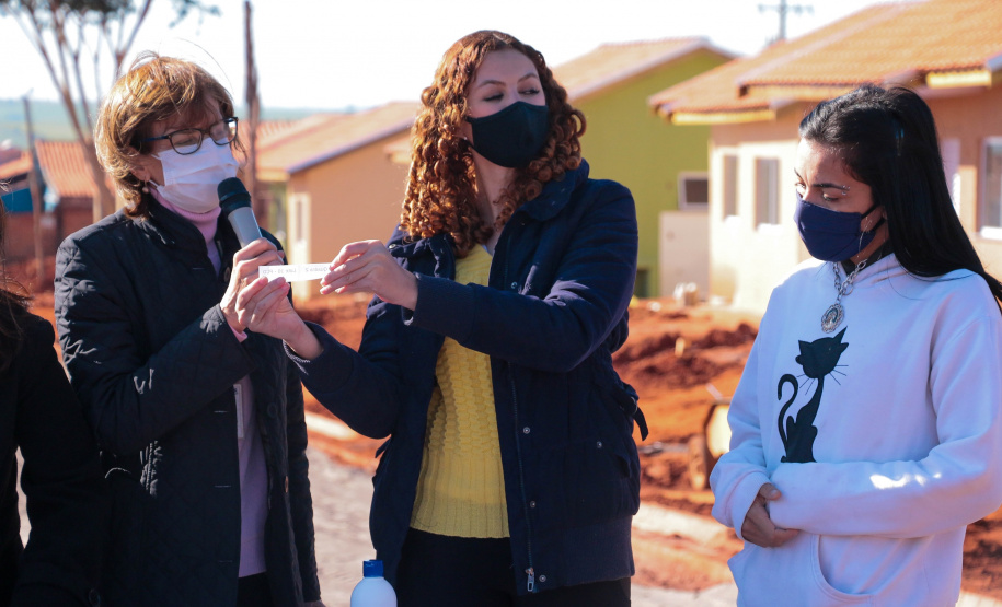 Trinta famílias de Centenário do Sul aguardam ansiosas pela perspectiva de conquistarem uma casa própria nos próximos meses. Elas participaram da última etapa legal antes de receberam as chaves das novas moradias do Governo do Paraná, cujas obras devem ser concluídas até setembro.

Foto: Ronaldo Pereira/Prefeitura de Centenário do Sul