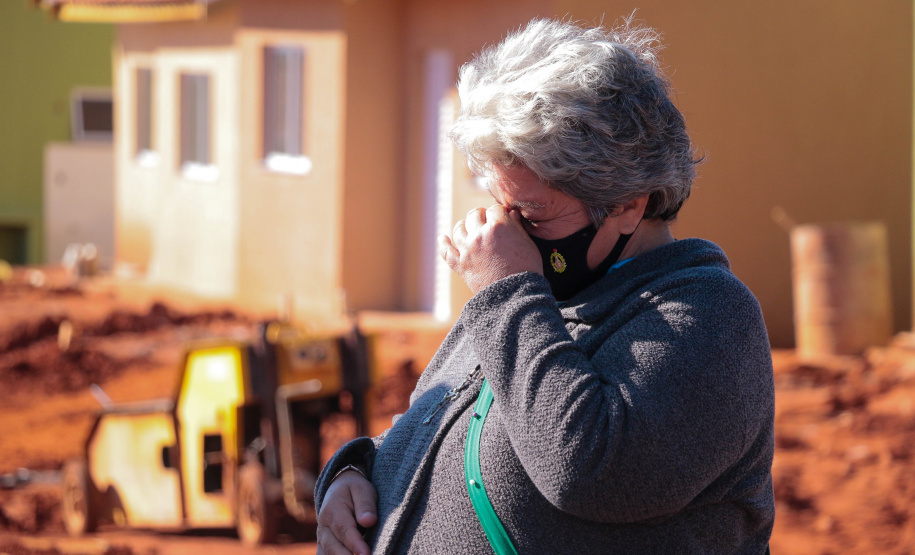 Trinta famílias de Centenário do Sul aguardam ansiosas pela perspectiva de conquistarem uma casa própria nos próximos meses. Elas participaram da última etapa legal antes de receberam as chaves das novas moradias do Governo do Paraná, cujas obras devem ser concluídas até setembro.

Foto: Ronaldo Pereira/Prefeitura de Centenário do Sul