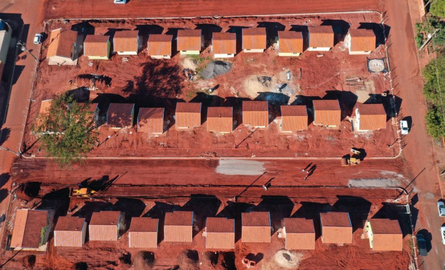 Trinta famílias de Centenário do Sul aguardam ansiosas pela perspectiva de conquistarem uma casa própria nos próximos meses. Elas participaram da última etapa legal antes de receberam as chaves das novas moradias do Governo do Paraná, cujas obras devem ser concluídas até setembro. 
Foto: Alessandro Vieira